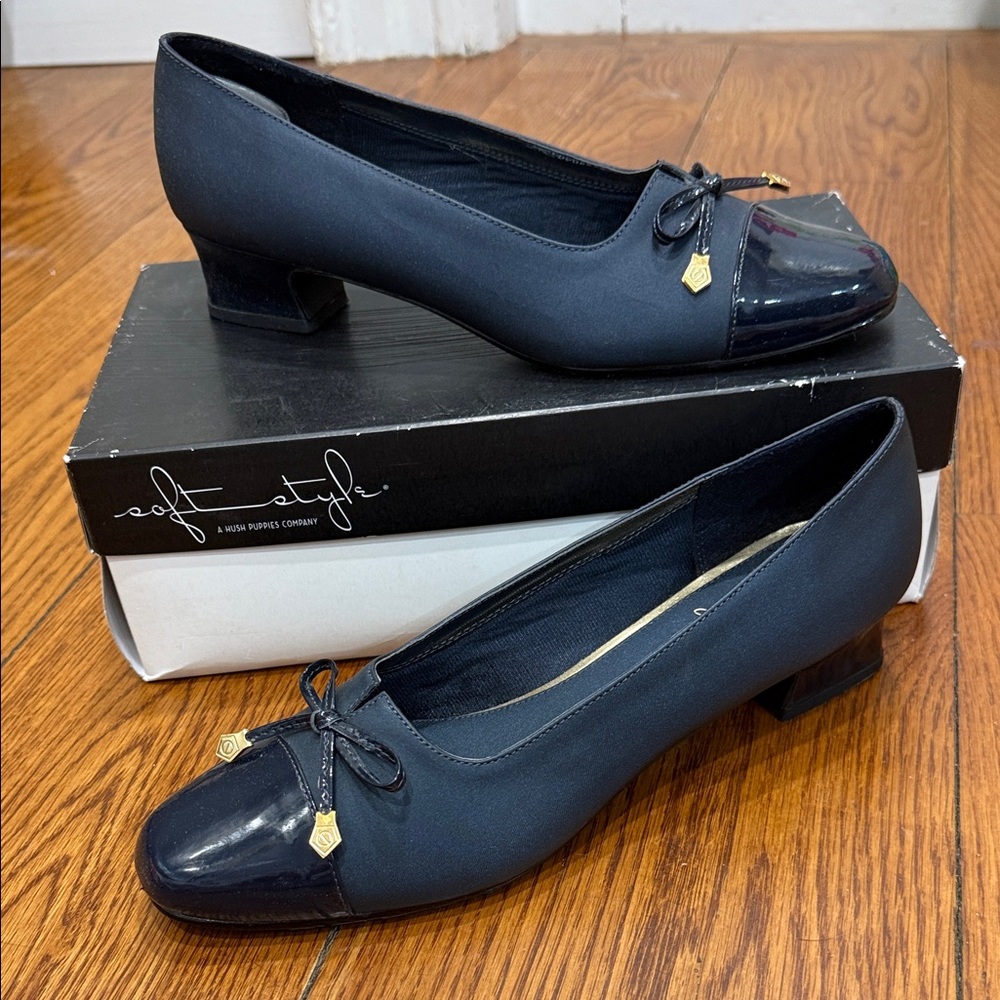 Soft Style Women's Navy Flats with Bow Accent